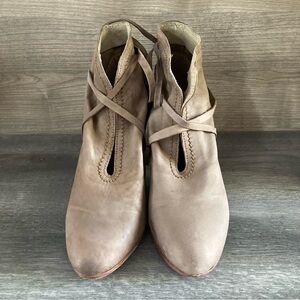 Free People Womens Wrap Around
Heel Boot Leather Closed Toe, Taupe, Size 7.5